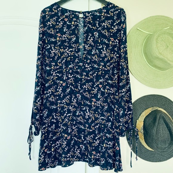 AE Long-Sleeve with Open Arm Slit Flowy Summertime Floral Mini Dress | Size: L - Picture 7 of 10